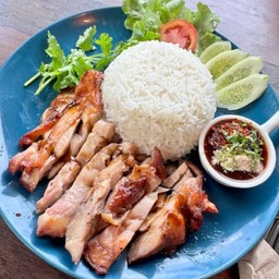 ข้าวไก่ย่างน้ำจิ้มแจ่ว