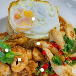 กระเพราไก่ไข่ดาวราดข้าว