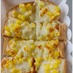 ขนมปัง ข้าวโพดอบชีส