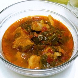 แกงส้มหมูใบมวง