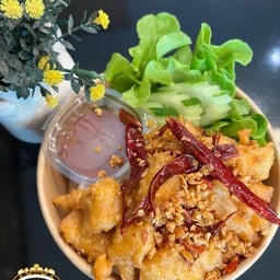 ข้าวไก่กรอบผัดพริกเกลือ