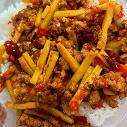 ข้าวราดผัดหน่อไม้ [เลือกเนื้อสัตว์ด้านใน]