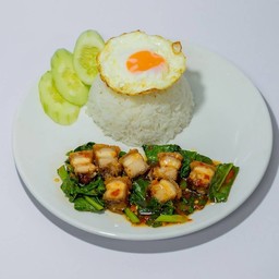 คะน้าหมูกรอบฟรีไข่ดาว