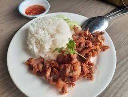 เนื้อทอดกระเทียมราดข้าว