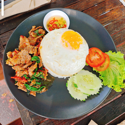 ข้าวกระเพราเนื้อ  ไข่ดาว