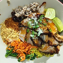 บะหมี่เกี๊ยวหมูแดง+หมูกรอบโบราณแห้งพิเศษ