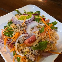 ยำมาม่าหมูสับ