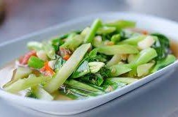 ผัดคะน้าธรรมดาราดข้าว