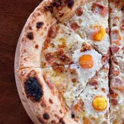 21. Sunny Side Up Carbonara พิซซ่าคาโบนาร่า
