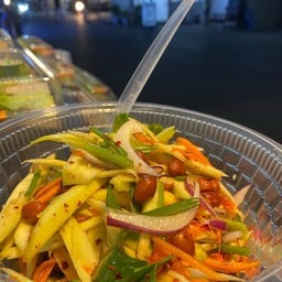 ยำมะม่วง ธรรมดา ( ไม่ใส่ปลากรอบ )