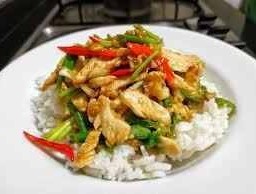 ผัดน้ำมันหอยไก่ราดข้าว