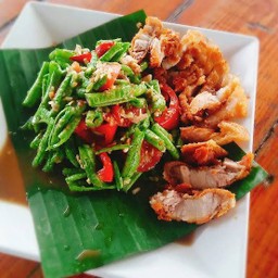 ตำถั่วไข่ต้มหมูกรอบ