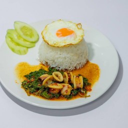 กะเพราปลาหมึกฟรีไข่ดาว