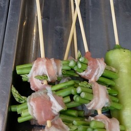 สามชั้นพันหน่อไม้ฝรั่ง