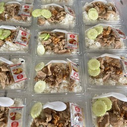 ข้าวหมูทอดกระเทียม