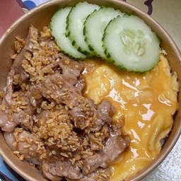 หมูทอดกระเทียมพริกไทยไข่ข้นราดข้าว