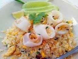 ข้าวผัดปลาหมึก