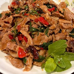 กะเพราสันคอหมูชิ้นราดข้าว