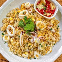 ข้าวผัดปลาหมึก