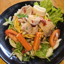 ยำหมี่กรอบรวมมิตร