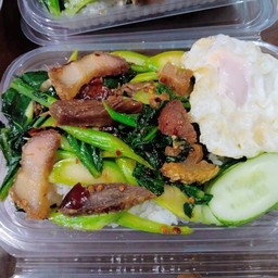 คะน้าหมูกรอบ