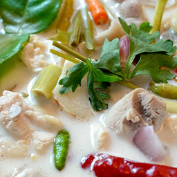 ต้มข่าไก่ หรือ กุ้ง