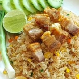 ข้าวผัดปลาหมึกหมูกรอบ