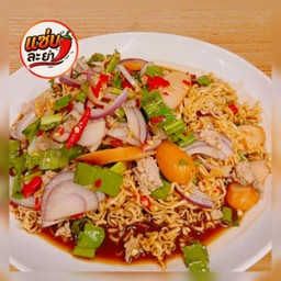 ยำมาม่า หมูสับ + ไส้กรอก