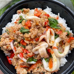 ข้าวกะเพรา (หมูสับ + ปลาหมึก)