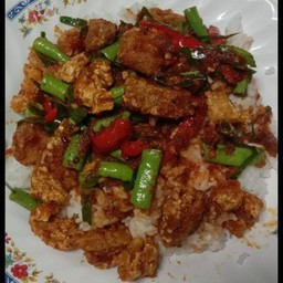 กากหมูติดหนังกรอบๆผัดพริกแกงราดข้าว