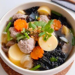 แกงจืดเต้าหู้หมูสับสาหร่าย