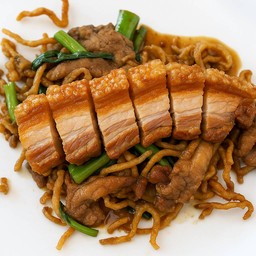 บะหมี่กรอบผัดซีอิ๋วหมูกรอบ