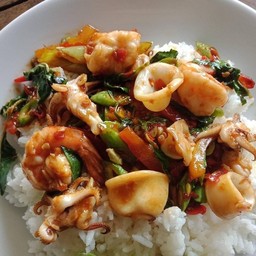 กะเพรากุ้ง+ปลาหมึกราดข้าว