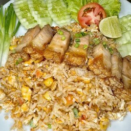 ข้าวผัดหมูกรอบ