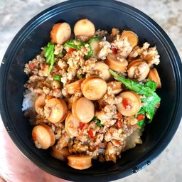 ข้าวกระเพราไส้กรอกหมูสับ