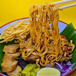 ข้าวซอยผัดแห้งหมูตุ๋น