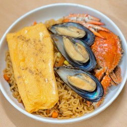รามยอนแห้งไข่ข้นซีฟู้ด (ปู+หอย)