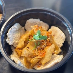 ยำหมูเด้งเกี๊ยวกรอบ