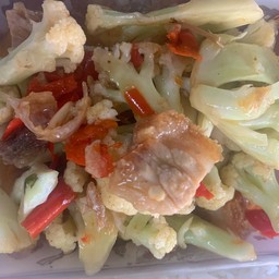 ข้าวดอกกะหล่ำหมูกรอบ