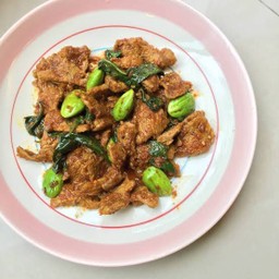 ข้าวผัดเผ็ดสะตอเนื้อ