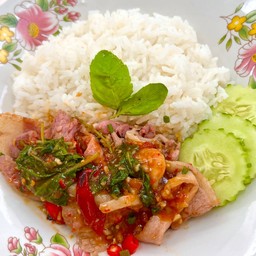 กะเพราเบคอนหอมกลิ่นรมควัน