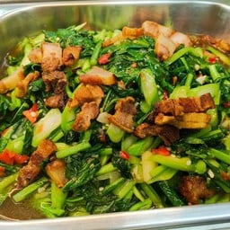 คะน้าหมูกรอบ