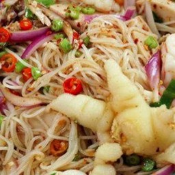 ยำขนมจีนปลาทู+เล็บมือนาง