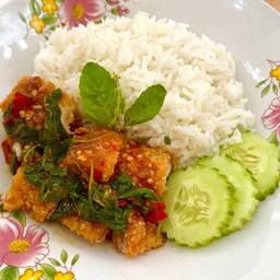 กะเพราไก่ทอดกรอบคลุกไฟ