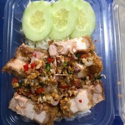 ข้าวราดพริกเกลือ,หมูกรอบ