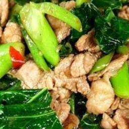 คะน้าหมูชิ้นราดข้าว