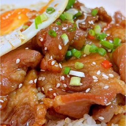 ข้าวหน้าหมูสามชั้นสไลด์ผัดโชยุสูตรร้าน+ ไข่ดาว