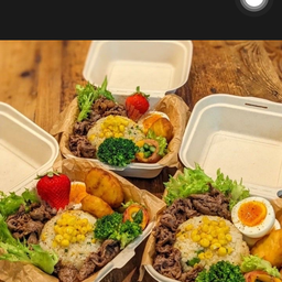 ข้าวผัดไข่ หมูย่างเกาหลีพร้อมไข่ต้มและเครื่องเคียง