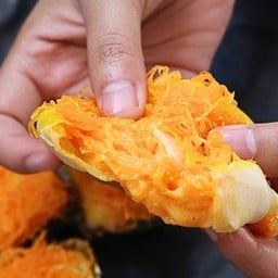 ขนมเปี๊ยะฝอยทองไข่เค็ม ลาวา