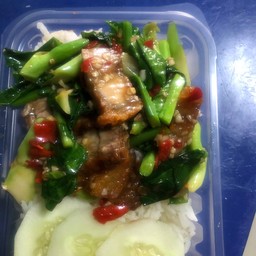 ข้าวราดคะน้าหมูกรอบ+ไข่ดาว+น้ำ